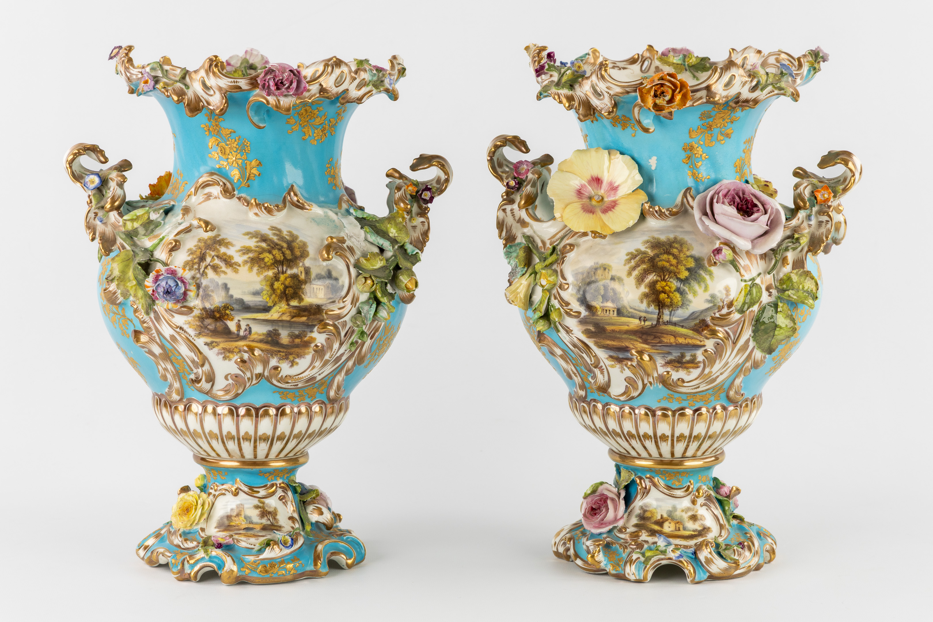 Een paar Sèvres vazen, 'Bleu Céleste' porselein, gedecoreerd met bloemen en landschappen, circa 1900. (L:27 x W:22 x H:36 cm)